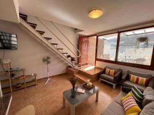 - un salon avec un canapé et un escalier dans l'établissement Guayana 23 beach apartment, à Mogán