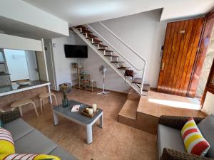 un salon avec un escalier et une table dans l'établissement Guayana 23 beach apartment, à Mogán