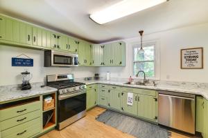 eine Küche mit grünen Schränken und einem Waschbecken in der Unterkunft Pet-Friendly Upstate NY Home Less Than 1 Mi to Cayuga Lake in Aurora