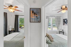 1 dormitorio con 2 camas y ventilador de techo en Prime Location - Walk to Attractions - Sleeps up to 7 People, en Tampa