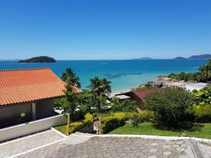 una casa con vistas al océano en Secret Spot Floripa en Florianópolis