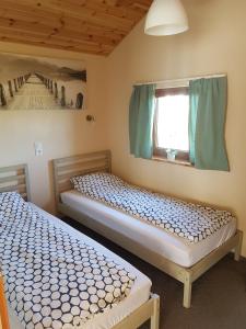 Ένα ή περισσότερα κρεβάτια σε δωμάτιο στο Domki Oaza Spokoju