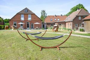 twee hangmatten in een tuin voor een huis bij Achterdörn Een in Fehmarn