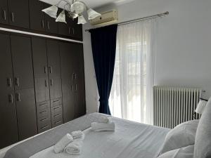1 dormitorio con 1 cama con toallas en Luxury apartment, en Amarinto