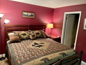 um quarto com uma cama com uma parede vermelha em Relaxing Mountain Condo in Gatlinburg with City view ! em Gatlinburg