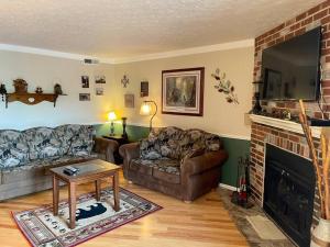uma sala de estar com dois sofás e uma lareira em Relaxing Mountain Condo in Gatlinburg with City view ! em Gatlinburg