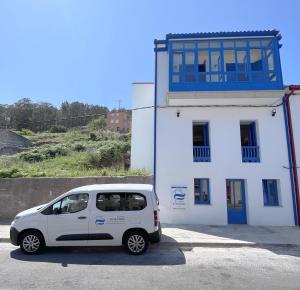 CamelleO Refuxio do Náufrago的一辆白色汽车停在一栋建筑物前