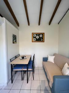 - un salon avec un canapé et une table dans l'établissement Vasiliki Little House, à Kanoni