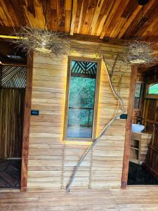 Una casa de madera con una escalera en una habitación en Tamarindo Pura Selva Eco Tree House, en Guatemala