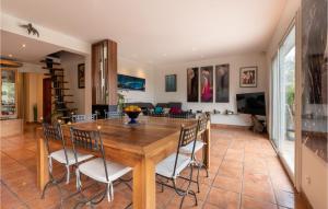 een eetkamer met een houten tafel en stoelen bij Beautiful Home In Balaruc-les-bains With Wifi in Balaruc-les-Bains