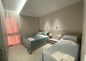 ヒマラにあるApartament Palase RREのベッドが2つと窓がある小さな部屋