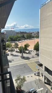 - une vue sur un parking depuis le bâtiment dans l'établissement Quartier de Plainpalais, à Genève