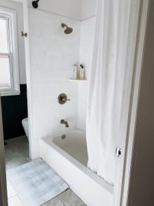 Koupelna v ubytování Designer Home 2 Bedroom - 20min to NYC WTC - Private Backyard