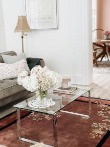 Posezení v ubytování Designer Home 2 Bedroom - 20min to NYC WTC - Private Backyard