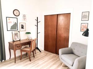 Posezení v ubytování Designer Home 2 Bedroom - 20min to NYC WTC - Private Backyard