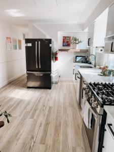 Kuchyň nebo kuchyňský kout v ubytování Designer Home 2 Bedroom - 20min to NYC WTC - Private Backyard