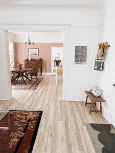 Fotografie z fotogalerie ubytování Designer Home 2 Bedroom - 20min to NYC WTC - Private Backyard v destinaci Harrison