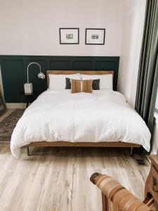 Кровать или кровати в номере Elegant Designer Home 2 Bedroom - 20min to NYC WTC
