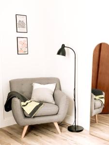 Posezení v ubytování Designer Home 2 Bedroom - 20min to NYC WTC - Private Backyard