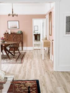 Posezení v ubytování Designer Home 2 Bedroom - 20min to NYC WTC - Private Backyard