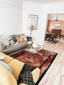 Posezení v ubytování Designer Home 2 Bedroom - 20min to NYC WTC - Private Backyard