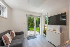 Televisyen dan/atau pusat hiburan di The Stag, Luxury pod with hot tub, Croft4glamping