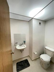 a bathroom with a toilet and a sink at Departamento en Centro Ciudad de México Alameda Reforma in Mexico City