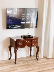 TV a/nebo společenská místnost v ubytování Designer Home 2 Bedroom - 20min to NYC WTC - Private Backyard