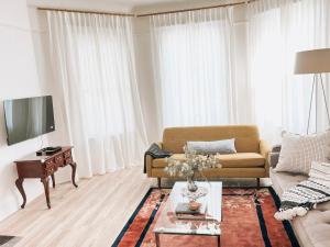 TV a/nebo společenská místnost v ubytování Designer Home 2 Bedroom - 20min to NYC WTC - Private Backyard