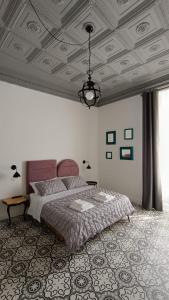 1 dormitorio con cama y techo artesonado en Ottantotto Viterbo en Viterbo
