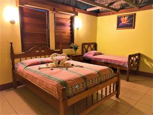 Crystal Paradise Resort في سان إجناسيو: غرفة نوم بسريرين في غرفة