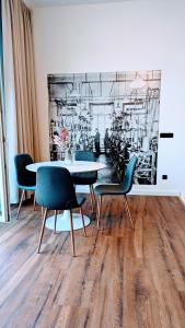 a dining room with a table and chairs at Premium Loft im Szeneviertel, WLAN, Smart TV, Parklplatz in Chemnitz