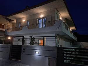 una casa con una escalera delante de ella por la noche en Luxury apartment, en Amarinto
