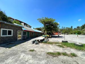 un estacionamiento con una mesa de picnic y un edificio en Dajenshan Chalet, en Kenting