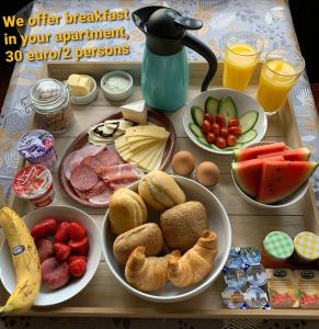 una mesa cubierta con platos de comida y bebida para el desayuno en Römerstube Apartments & rooms en Ediger-Eller