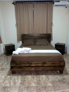 uma cama com duas almofadas em cima em Departamento vista al mar en Puerto López em Puerto López