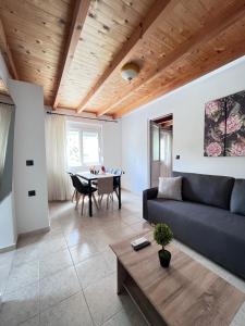ein Wohnzimmer mit Sofa und Tisch in der Unterkunft Kosaris Cottage in Zipárion