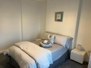 - une chambre avec un lit et une horloge murale dans l'établissement Hugo House, à Poole
