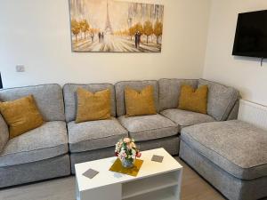 sala de estar con sofá y mesa en Hugo House, en Poole