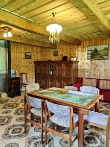 ein Wohnzimmer mit einem Tisch und einem Sofa in der Unterkunft Žalioji in Paduyelis + 82 Fotos