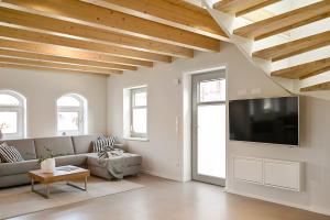 a living room with a couch and a flat screen tv at Kleene Slott in Fehmarn