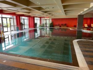 The swimming pool at or close to ROYAL BEACH & APARTAMENT