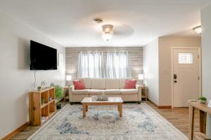 sala de estar con sofá y mesa en Wonderstruck on Wendover- 20 Mins to Downtown, en Mobile
