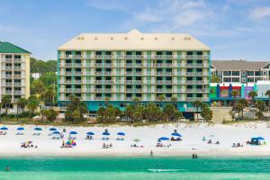 um hotel numa praia com pessoas na praia em Holiday Terrace Beachfront Hotel, a By The Sea Resort em Panama City Beach