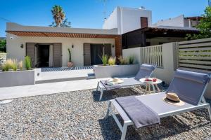 un patio con due sedie e un tavolo davanti a una casa di Mi Casa Su Casa a Città di Kos