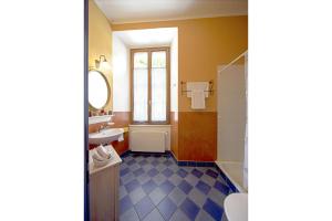 ein Badezimmer mit einem Waschbecken, einer Badewanne und einem Spiegel in der Unterkunft Casa Gialla B&B in Tegna