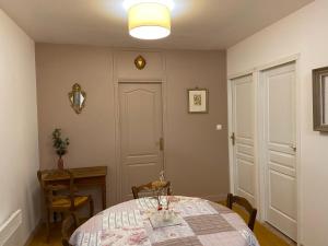 une salle à manger avec une table et une lampe dans l'établissement Maison 1823 - Suites de charme à Garons, à Garons