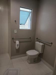 a bathroom with a toilet and a window at Poente Hotel in São Lourenço do Oeste