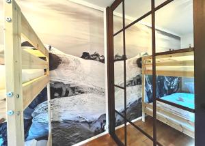 Zimmer mit 2 Etagenbetten und einem Wandbild aus den Bergen in der Unterkunft Maisonettewohnung Steinbock mit Bergblick in Bayrischzell