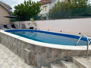 Bazén v ubytování Apartman Bukulja nebo v jeho okolí
